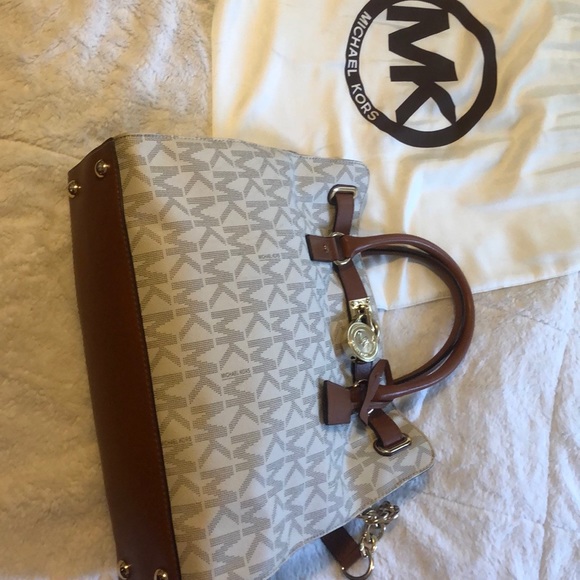 Micheal Kors bag. - Picture 2 of 8